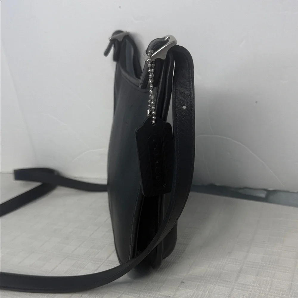 Vintage COACH black Leather Swingaway #9142